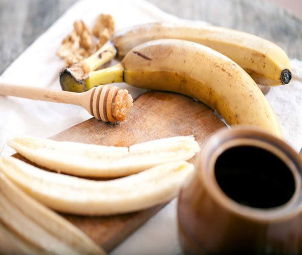 Banana mask uses to repair curly hair
