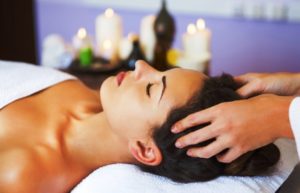 Massage of Oils Which Moisturize Your Scalp